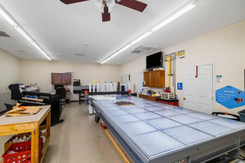 Flatbed application table for laminating and mounting graphics